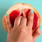 Đưa ngón tay vào âm đạo và vuốt ve nhẹ nhàng thành âm đạo