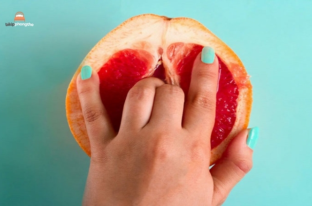Đưa ngón tay vào âm đạo và vuốt ve nhẹ nhàng thành âm đạo